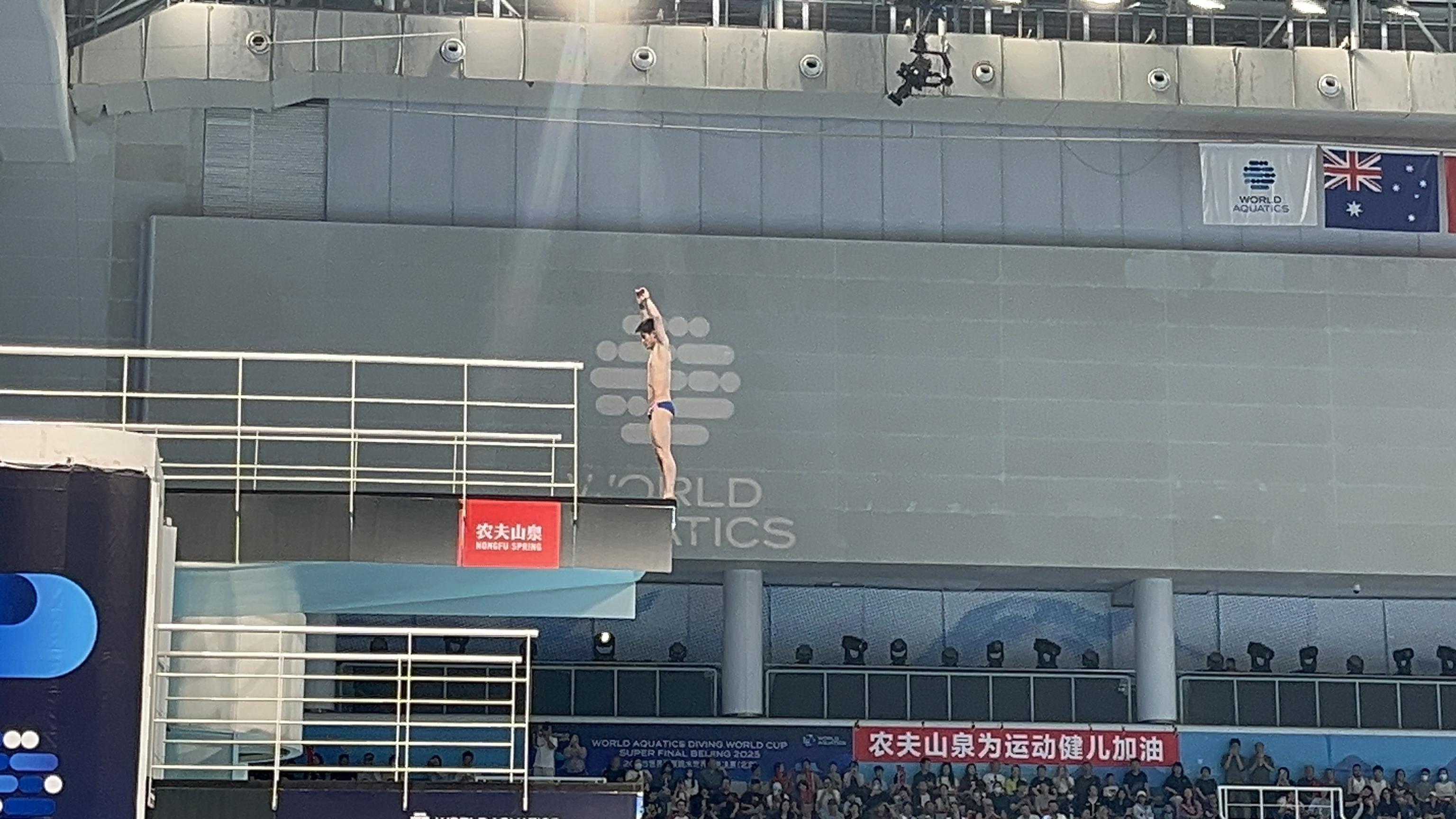 跳水男选手表演完美,摘得金牌 跳水男选手表演完美,摘得金牌