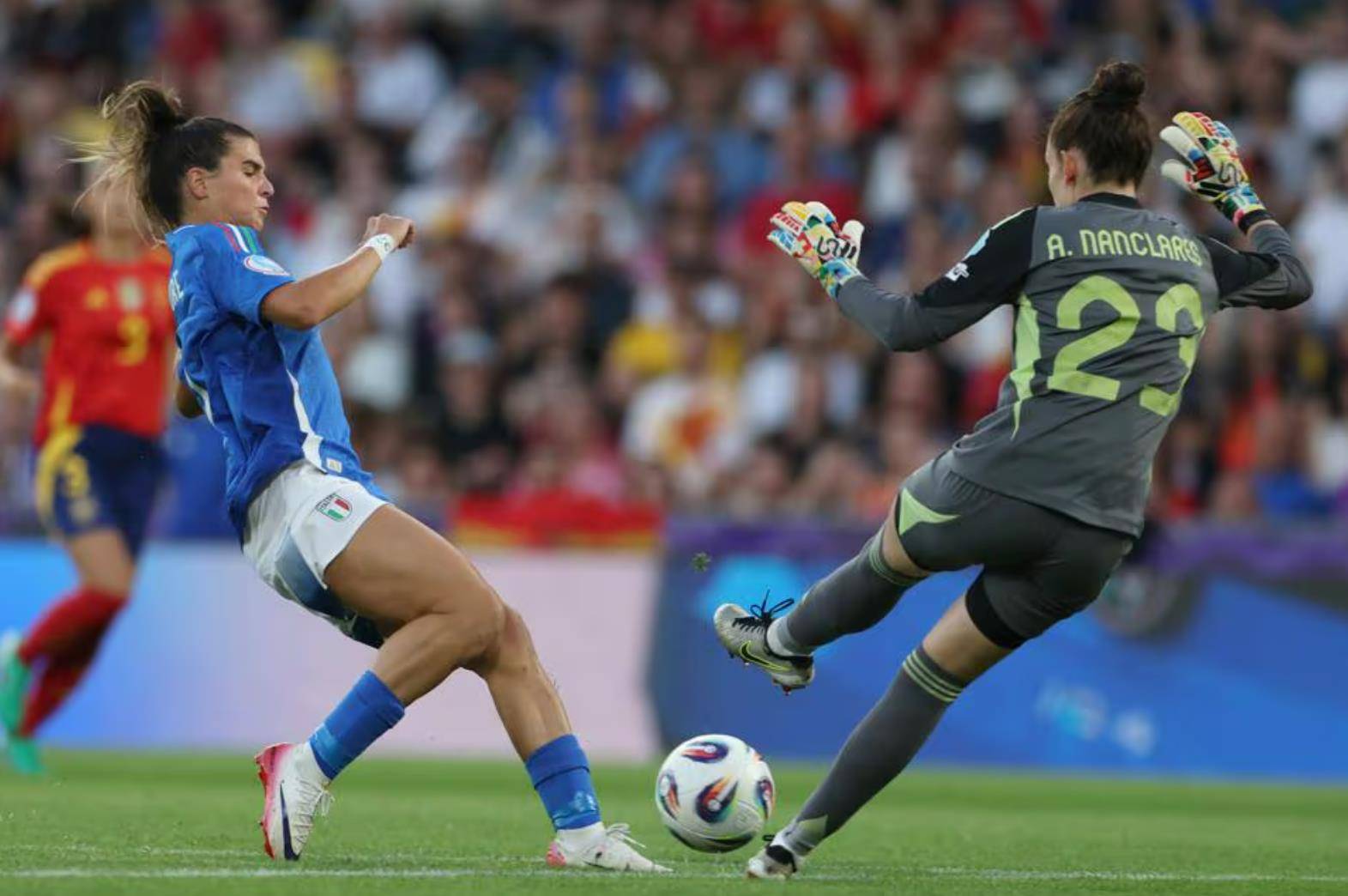 意大利女足比赛赢得观众喝彩