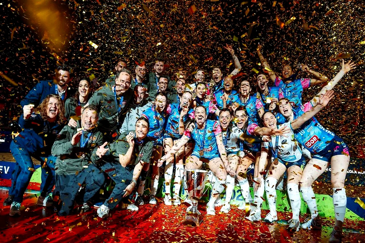 意大利女足比赛赢得观众喝彩