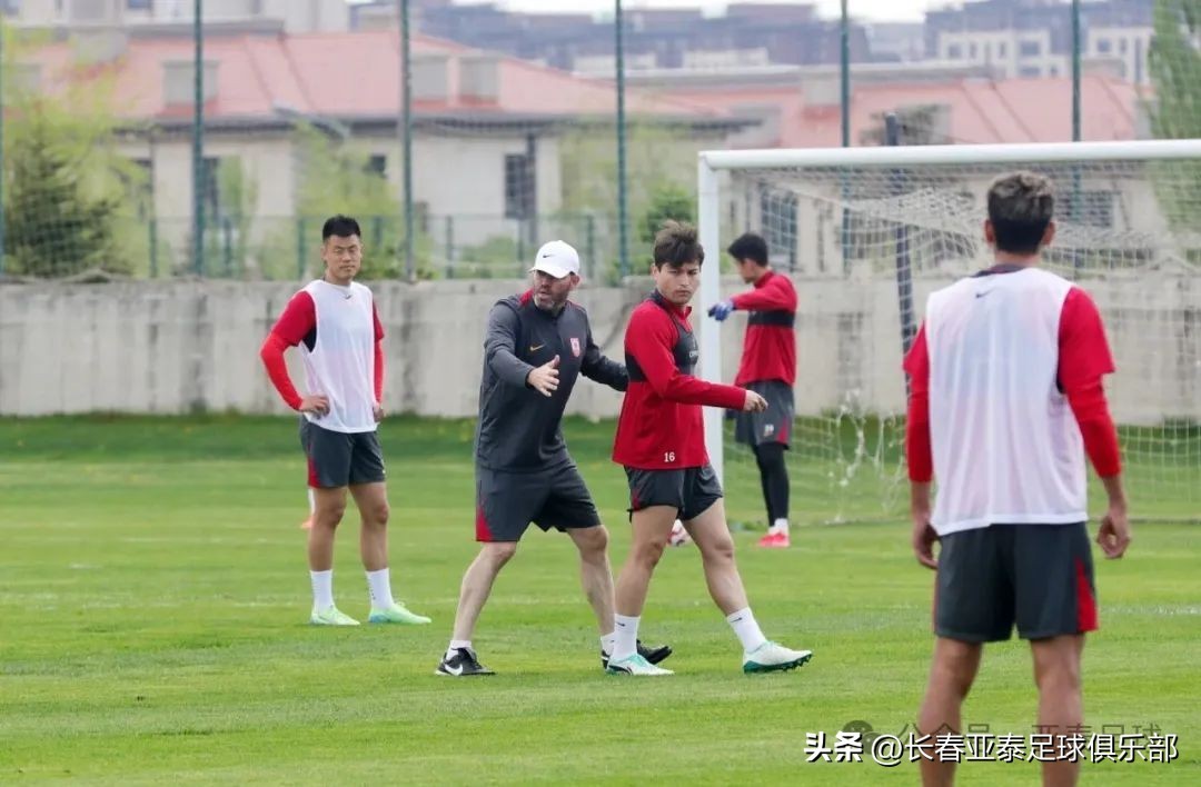 备战中，球队加强战术训练，力争下次胜利的简单介绍