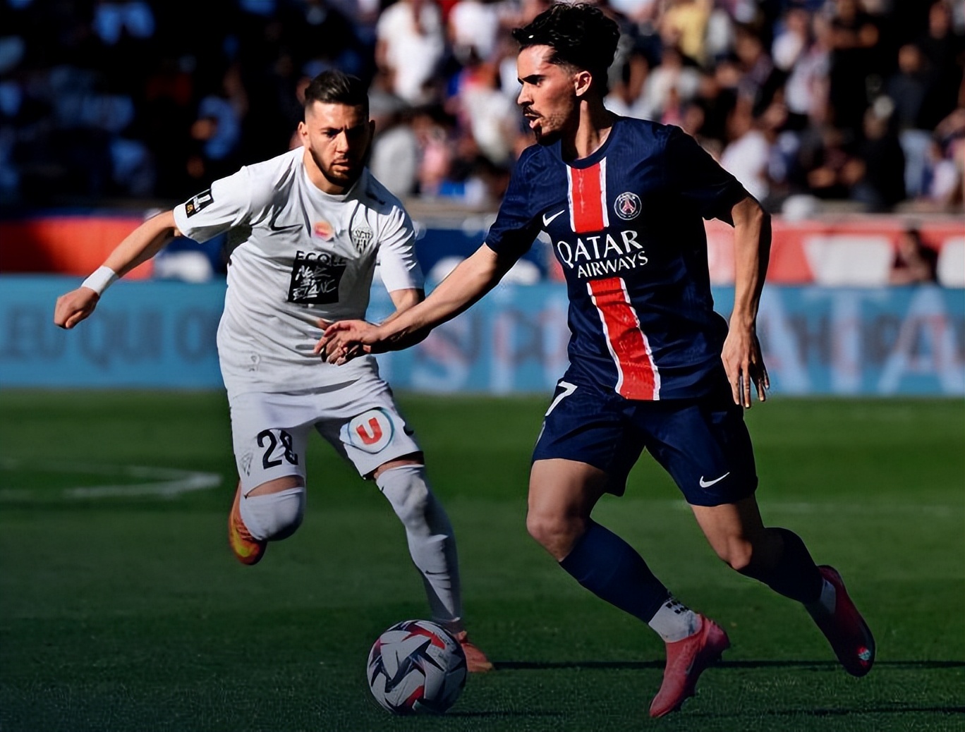 关于巴黎圣日耳曼客场大胜里昂，继续领先的信息