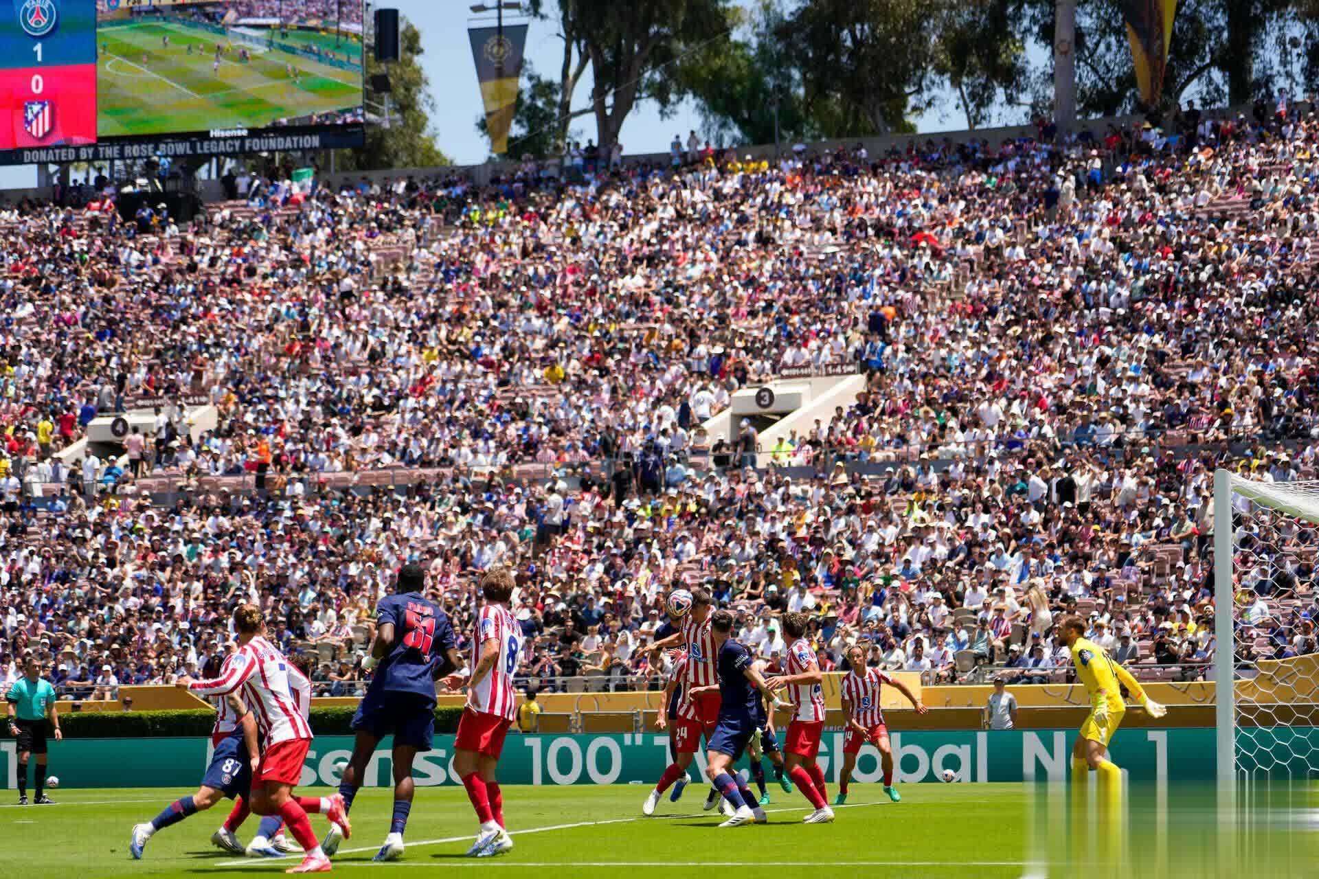 马德里竞技球员全力以赴,为球队赢球 马德里竞技球员全力以赴,为球队赢球