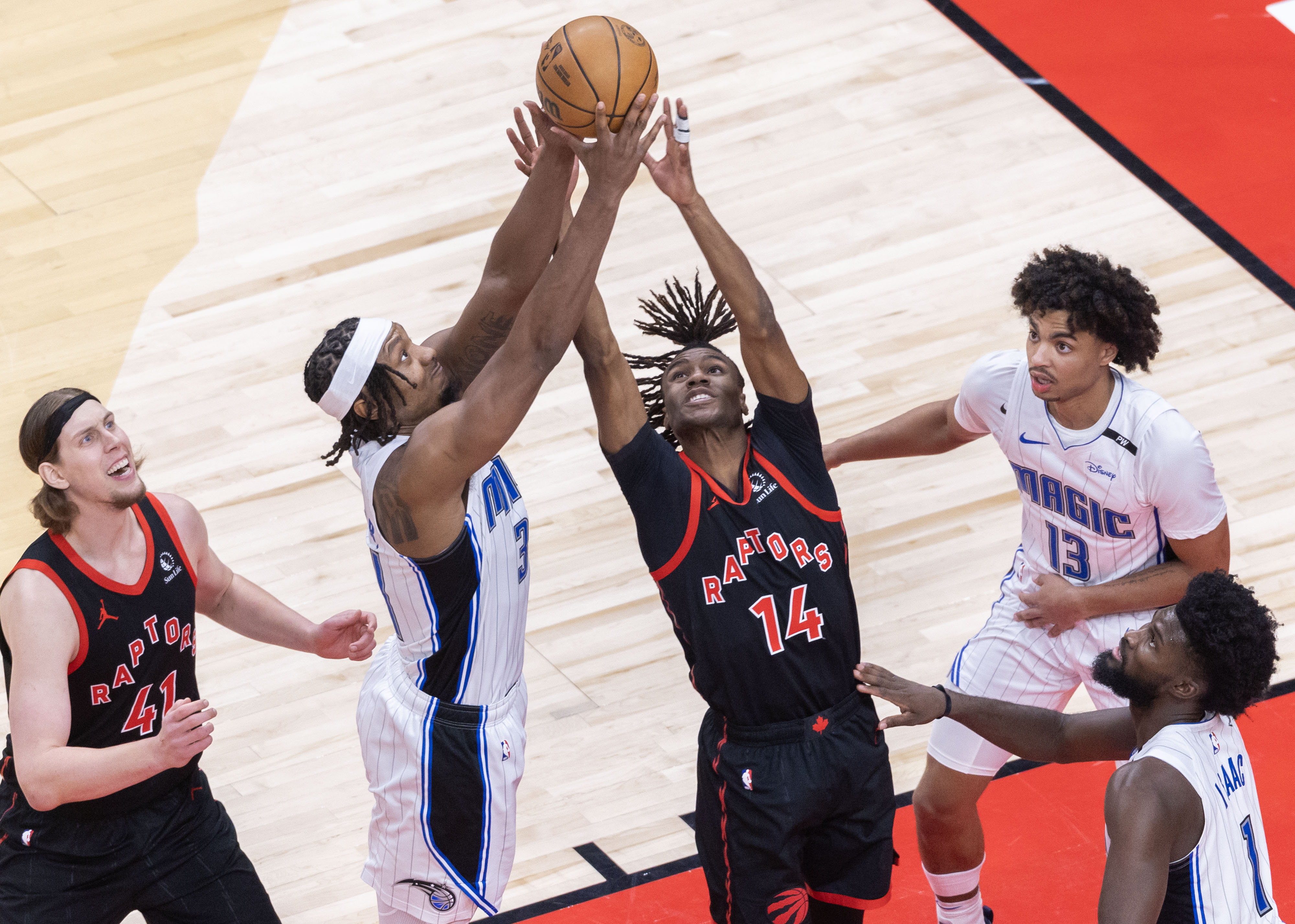 骑士队客场不敌猛龙,遗憾失利 骑士队客场不敌猛龙,遗憾失利