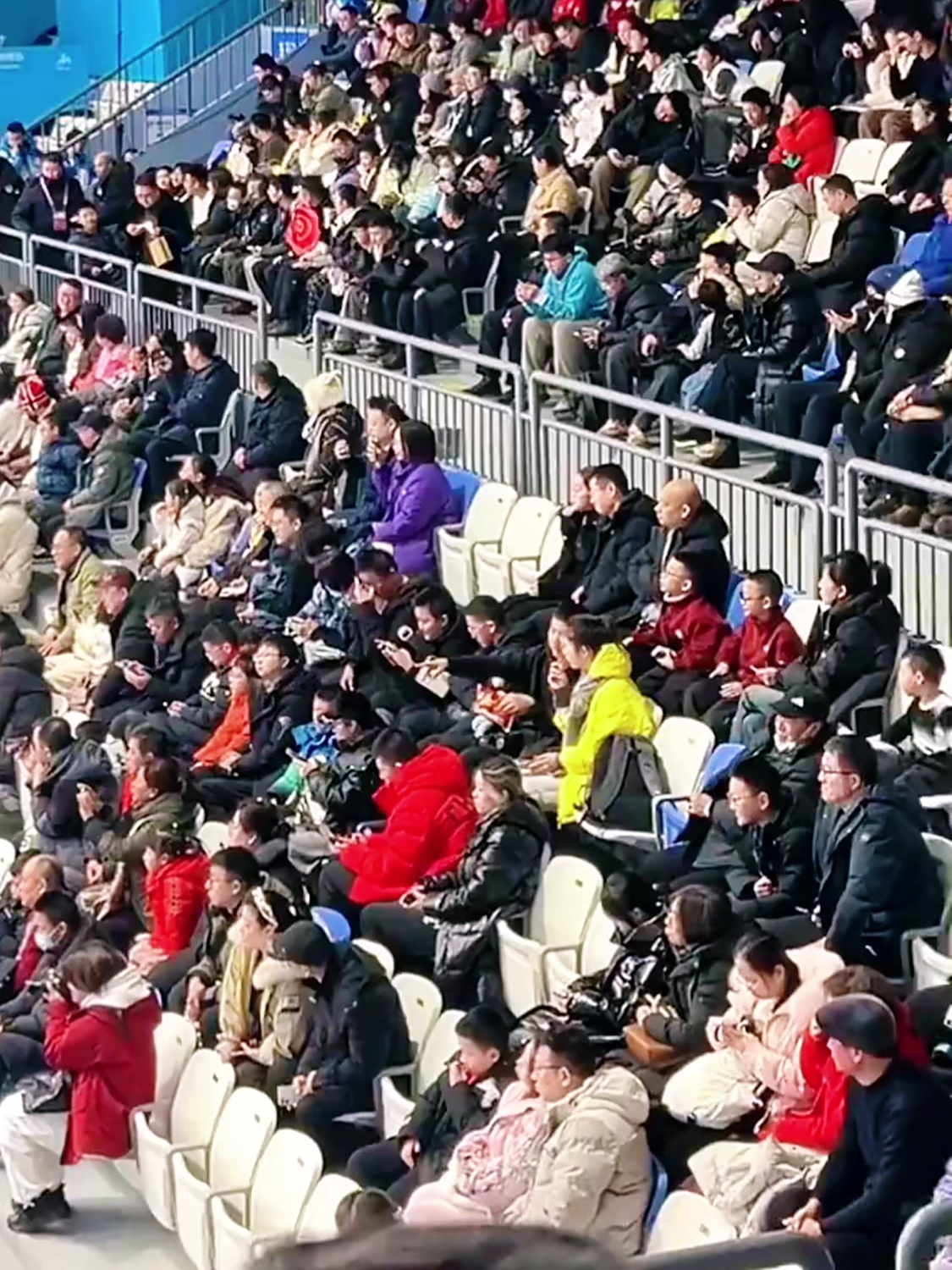 现场观众席动情,球队斗志昂扬 现场观众席动情,球队斗志昂扬