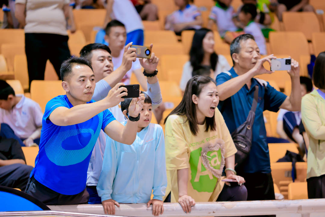 现场观众席动情,球队斗志昂扬 现场观众席动情,球队斗志昂扬