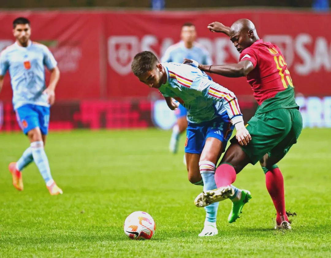 西班牙队险胜，欧预赛激烈对决