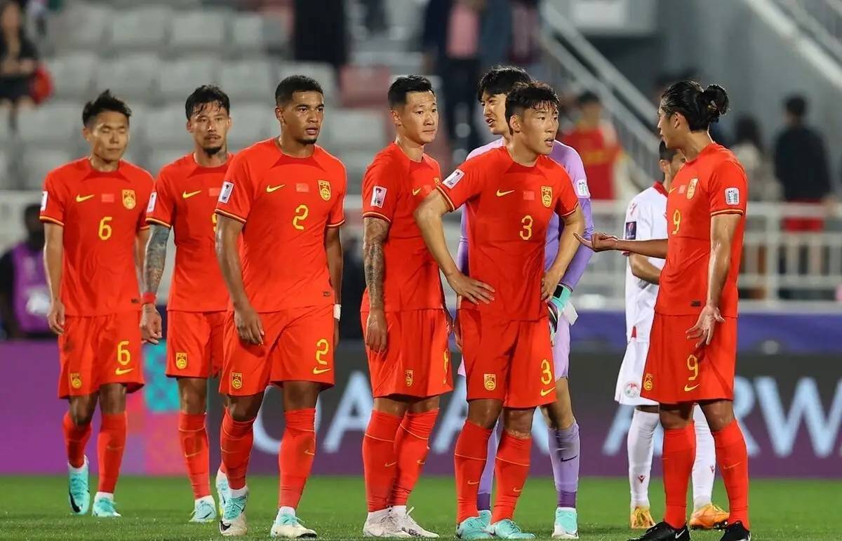 中国国家足球队首次跻身亚洲杯四强,引发球迷狂热讨论 中国国家足球队首次跻身亚洲杯四强,引发球迷狂热讨论