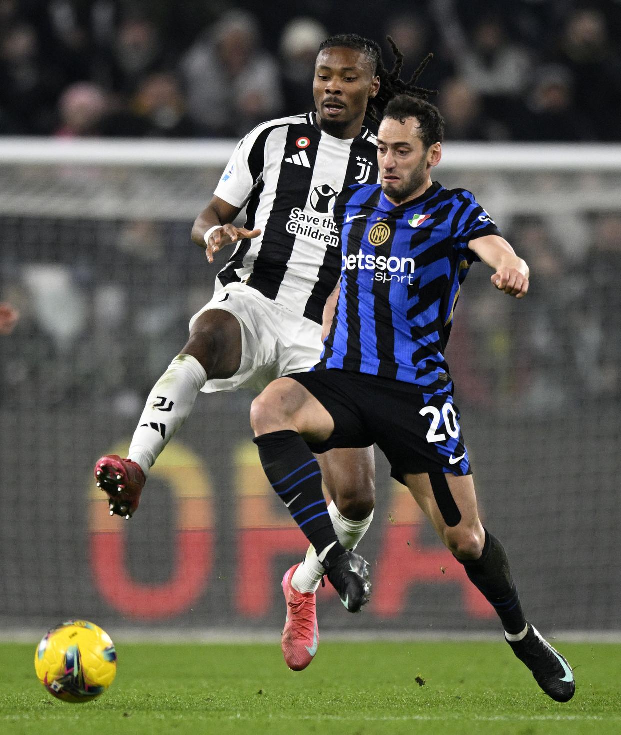 尤文图斯主场战胜AC米兰,豪取联赛五连胜 尤文图斯主场战胜AC米兰,豪取联赛五连胜